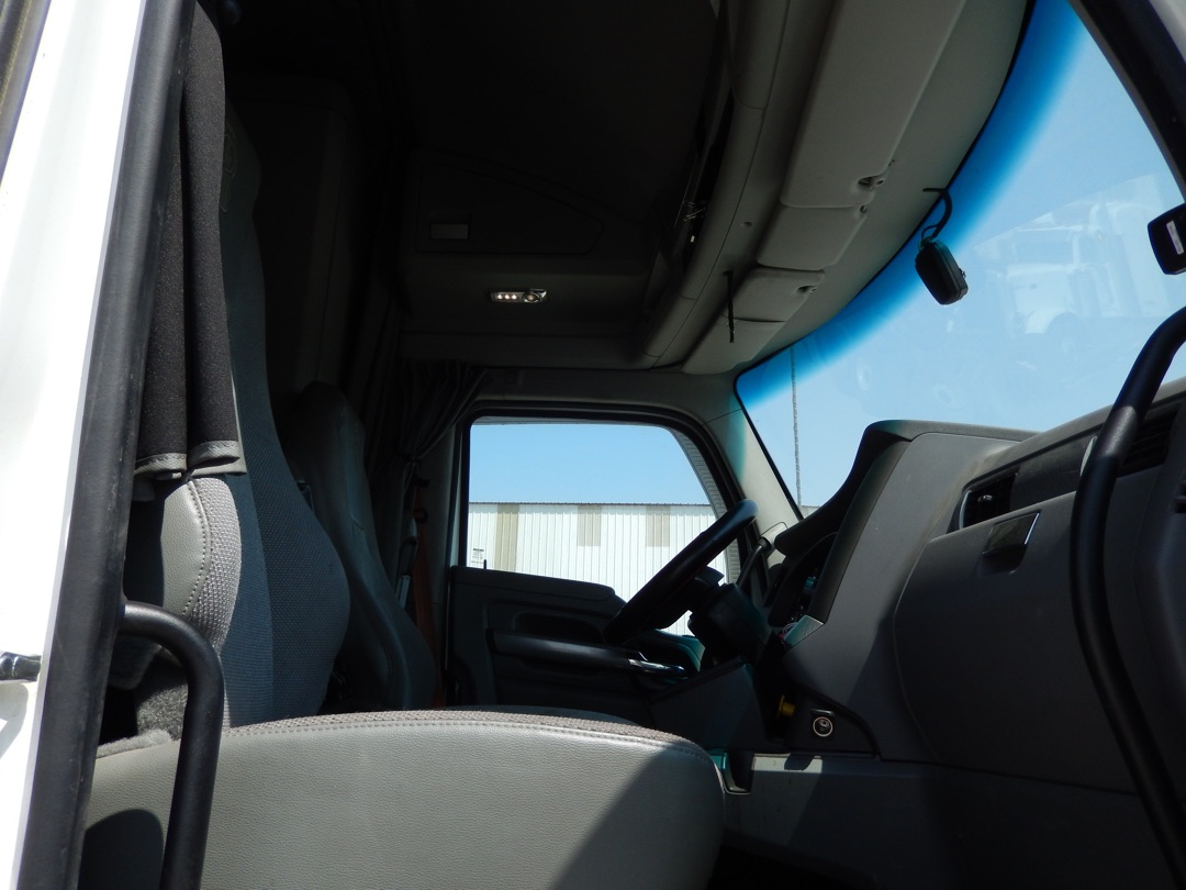 2017 KENWORTH T680 - Image 35